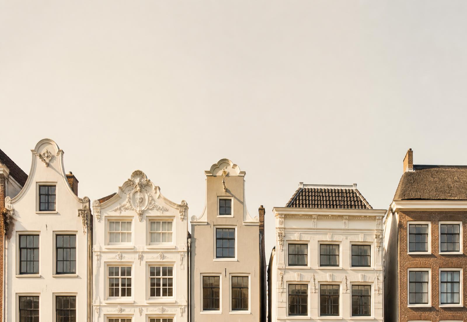 Historische Nederlandse grachtenpanden in zacht ochtendlicht
