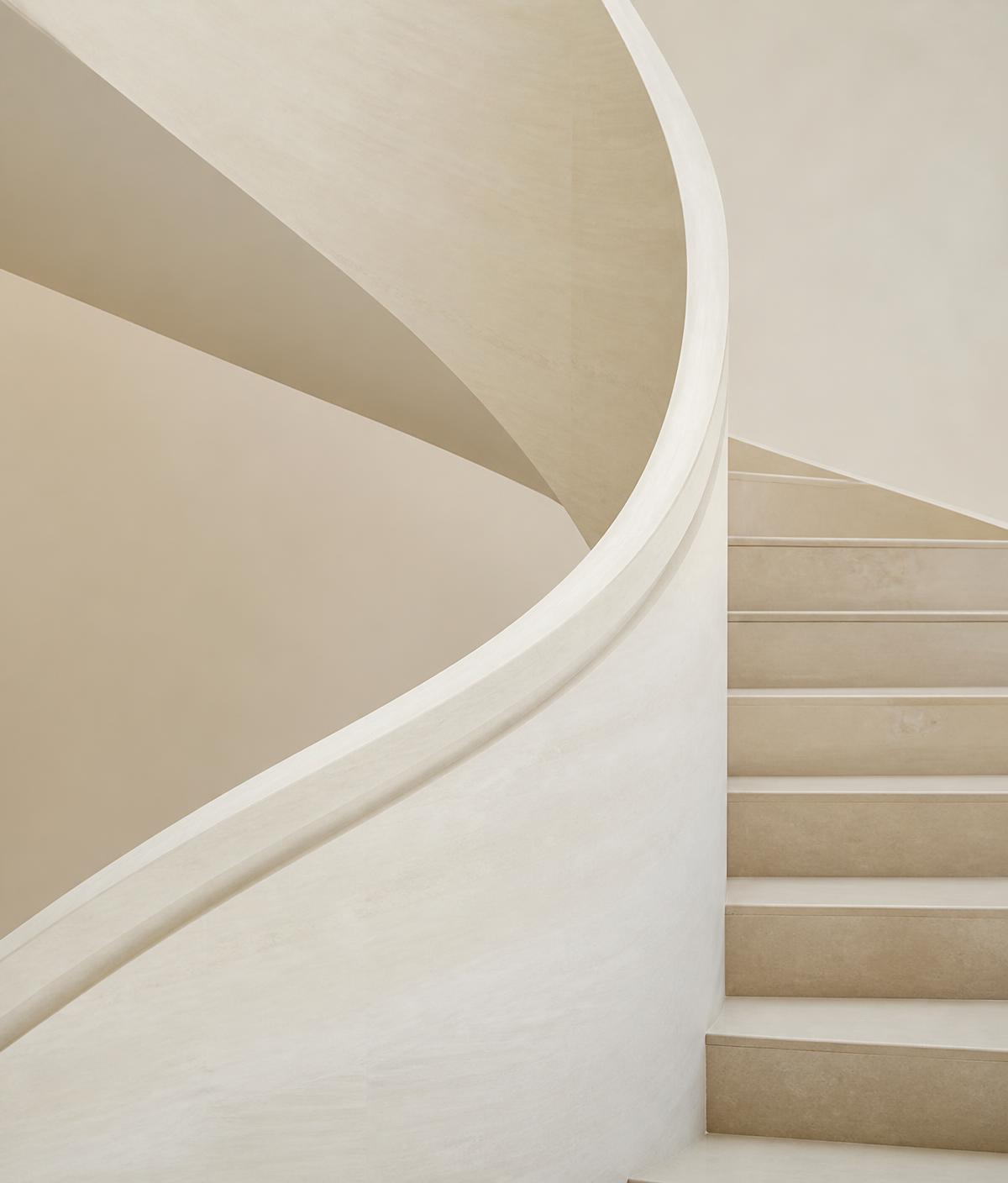 Rustige architectuurdetail van een lichte trappartij